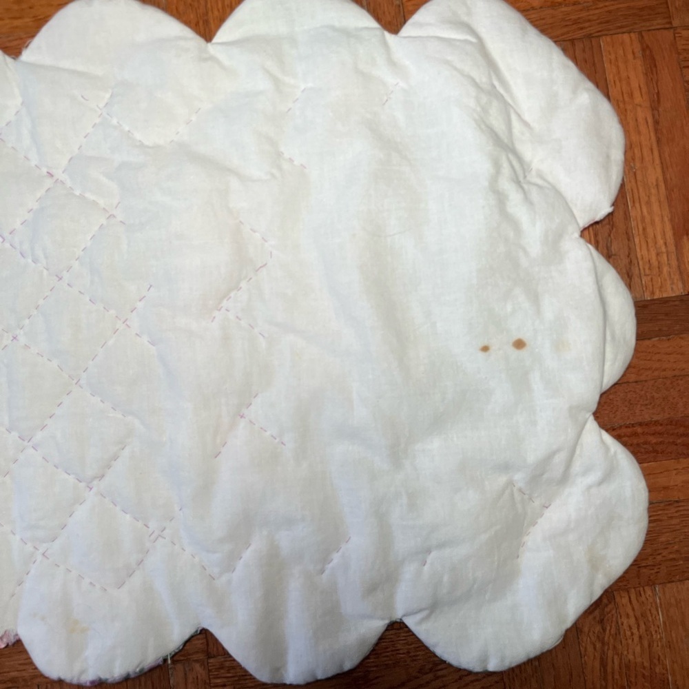 Vintage Easter Basket Scalloped Quilted Cloth Placemats and table Runner - Picture 13 of 15